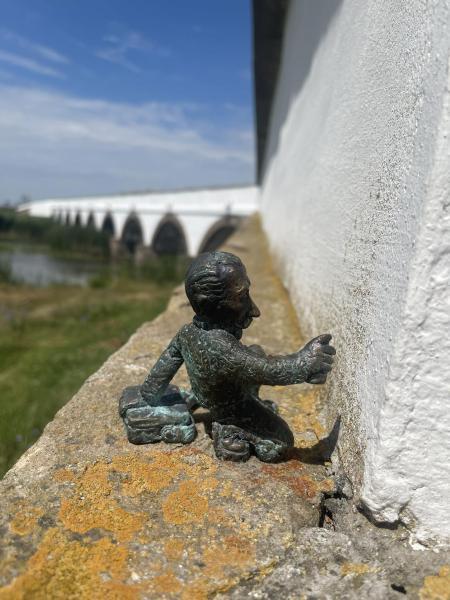 Kolodko Mihály szobra Csontváry Kosztka Tivadarról a hortobágyi hídnál. Csontváry, mint graffitis
