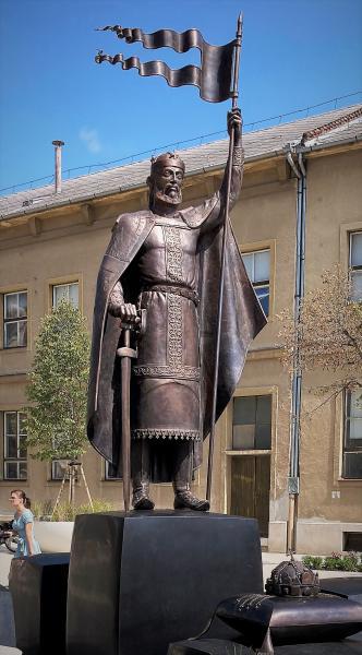 István király szobor a debreceni Dósa nádor téren