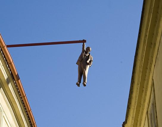 A lógó férfi (David Cerny alkotása, Prága, 1996)