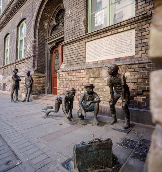 A VIII. kerületi Práter utcai iskola előtt áll 2007 óta Szanyi Péter szobra, mely Molnár Ferenc Pál utcai fiúk című regényének hőseit ábrázolja. A szoborcsoport a regény einstand epizódját jeleníti meg. 
