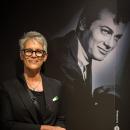 Jamie Lee az édesapja, Tony Curtis fényképe előtt az emlékházban