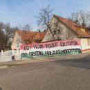 Az Ultras Debrecen szurkolói csoport köszönete a Klinikák bejáratánál