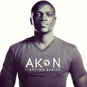 Akon nem csak zenél