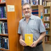 Balázs József Endre és legújabb kötete  Fotó: Kertész László Városi Könyvtár