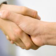 Mit takar egy kézfogás