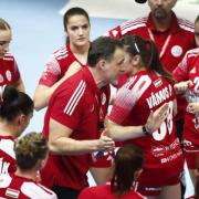 Taktikai megbeszélés Szilágyi Zoltán vezetésével  Fotó: dvsckezilabda.hu