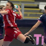 Hámori Konszuéla dobása  Fotó: DVSC Kézilabda és DVSC