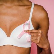 A rózsaszín szalag jelképe a mellrák elleni küzdelemnek  Fotók: pexels és Holnapom Egyesület