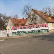 Az Ultras Debrecen szurkolói csoport köszönete a Klinikák bejáratánál