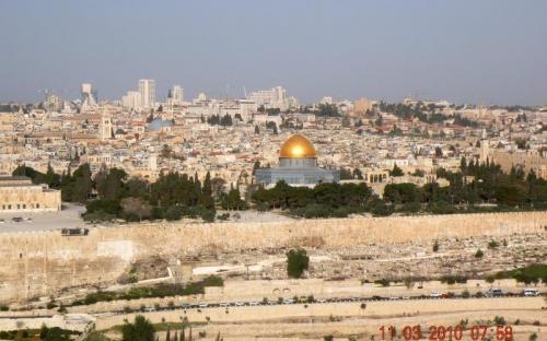 Jeruzsálem panorámája az Olajfák hegyéről az Aranymecsettel