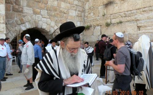 Ortodox zsidó a siratófalnál