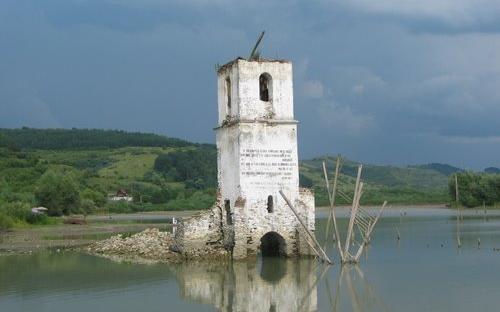 A megrogyott templom
