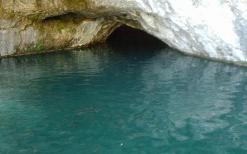Víz alatti barlangnyílás
