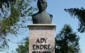 Ady Endre mellszobra a szülői ház mellett