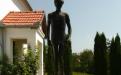 Kölcsey szobra a templomkertben