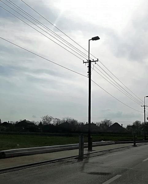 Épülő buszöböl (villanyoszloppal) a debreceni Gázvezeték utcán