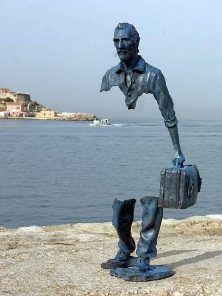 Bruno Catalano francia szobrász Az utazó című alkotása Marseille-ben  Fotó: Facebook