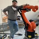 Vincze Gergely és egy robotkar Vincze Gergely és egy robotkar