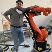 Vincze Gergely és egy robotkar