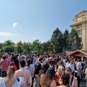 Hatalmas tömeg volt kíváncsi a "kajafesztiválra"  Fotó: ISU