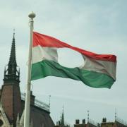 A lyukas zászló a Parlament előtt A lyukas zászló a Parlament előtt
