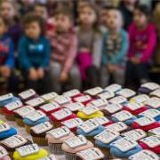 Arany-verssorokkal díszített sütit kaptak a diákok Nagyberényben Arany-verssorokkal díszített sütit kaptak a diákok Nagyberényben