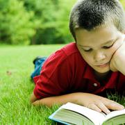 A rendszeresen olvasó gyerekek az iskolában jobban teljesítenek nem olvasó társaiknál