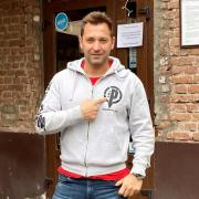 Bernáth Csaba a bárja előtt