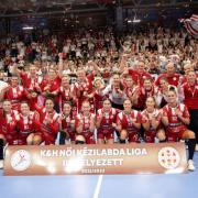 Az ünnepelt bronz érmesek  Fotó: DVSC Kézilabda