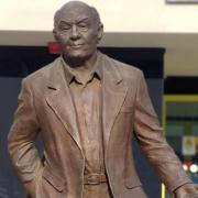 Buzánszky Jenő szobra a DESOK-nál Buzánszky Jenő szobra a DESOK-nál