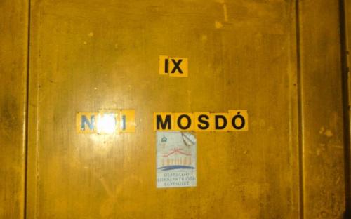 A női mosdó bejárata