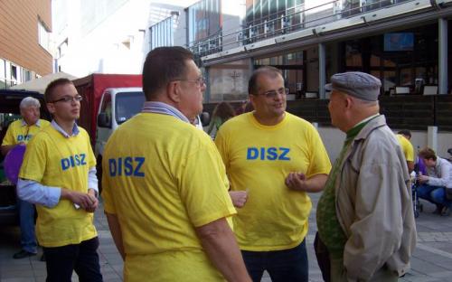 Több érdeklődő dr. Dobrossy Istvántól kérdezett