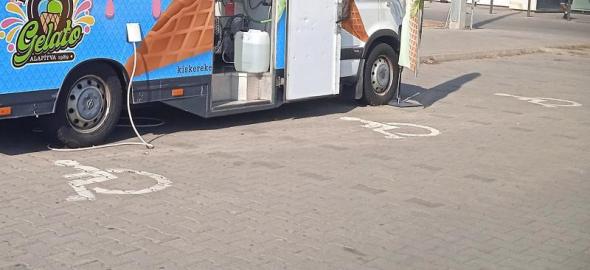 Az egyik debreceni bevásárlóközpont tavaly "bérbe adta" a mozgáskorlátozotti parkolók egy részét